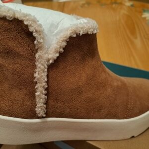 Toms Tan Ankle Booties with White Fleece